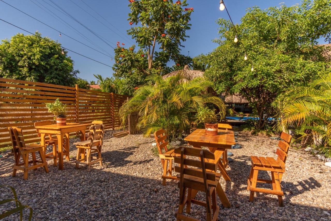 El Zoo Hostel, Bar & Pool ปาโลมิโน ภายนอก รูปภาพ