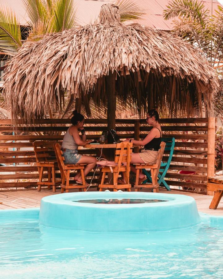El Zoo Hostel, Bar & Pool ปาโลมิโน ภายนอก รูปภาพ