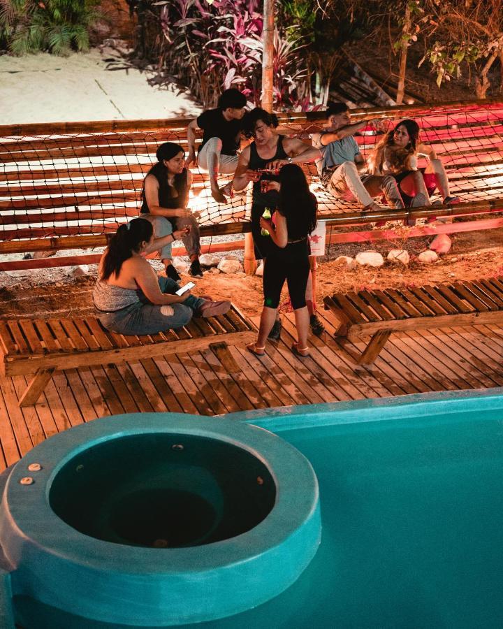 El Zoo Hostel, Bar & Pool ปาโลมิโน ภายนอก รูปภาพ