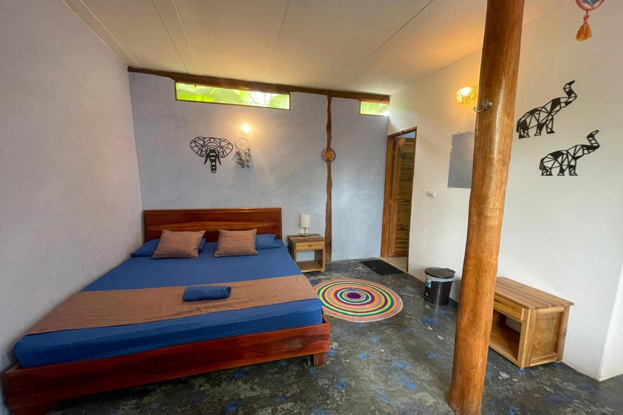 El Zoo Hostel, Bar & Pool ปาโลมิโน ภายนอก รูปภาพ